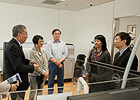 中大生物醫學學院院長陳偉儀教授（左一）向廣東省中醫院代表團成員介紹學院實驗室